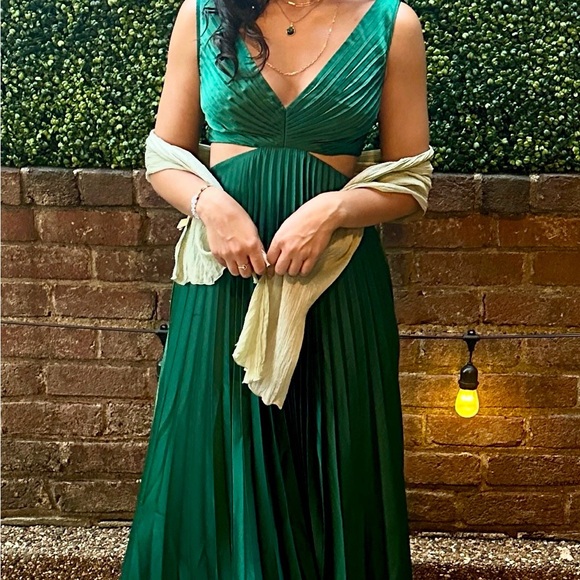 Elegant emerald green Abercrombie and Fitch Giselle Cut Out Midi dress (rare!) - Picture 2 of 4